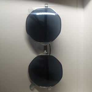 🌻2 for＄15 Guess Women Sunglasses